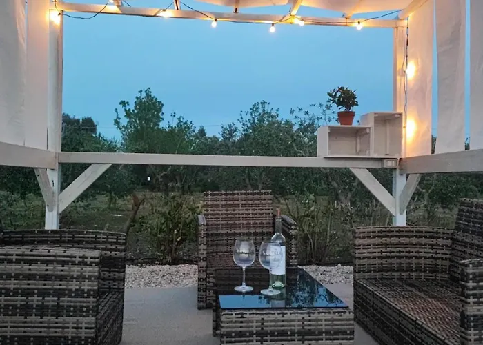 Trullo Amalia Con Piscina Privata بيت للعطل Latiano